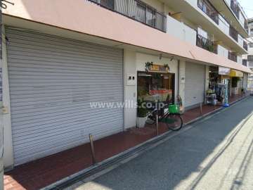 1階部分には店舗が入っています。