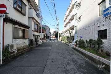 敷地西側の前面道路