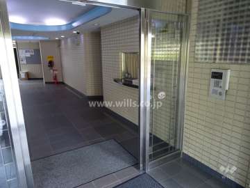 エントランスはオートロック付です。