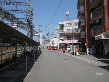 敷地西側の前面道路