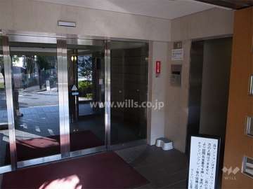 エントランスはオートロック付きです。
