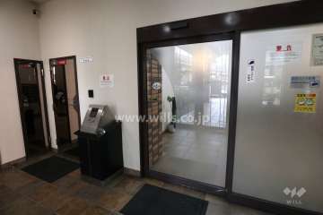 エントランスはオートロック付きです。