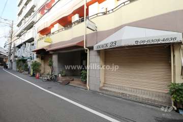 1階部分には商業施設が入っています。