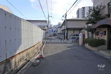 敷地東側の前面道路（北側から）