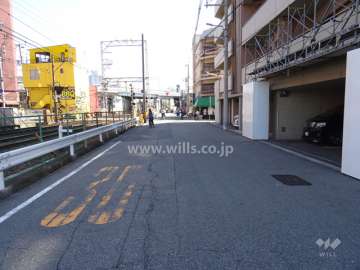 敷地東側の前面道路（北側から）