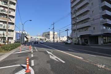 敷地西側の前面道路。4車線のバス通りです。