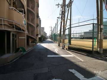 敷地西側の前面道路（北側から）