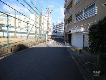 敷地西側の前面道路（南側から）