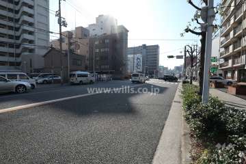 敷地東側の前面道路。4車線のバス通りです。