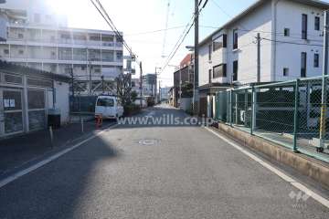 敷地西側の前面道路