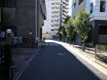 敷地東側の前面道路（北側から）