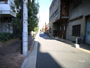 敷地東側の前面道路（南側から）