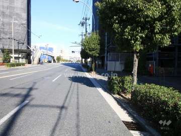 敷地西側の前面道路（南側から）