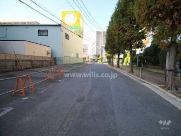 敷地南側の前面道路（東側から）