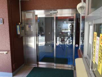 エントランスはオートロック付です。