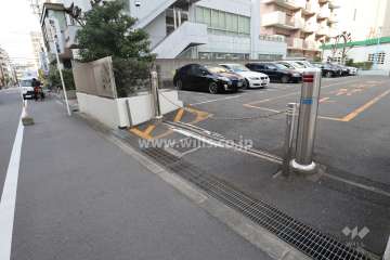 駐車場出入り口（ロボットゲート付き）