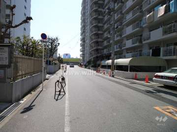 敷地東側の前面道路（北側から）