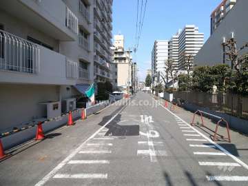 敷地東側の前面道路（南側から）