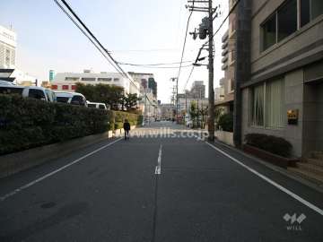 敷地北側の前面道路（西側から）