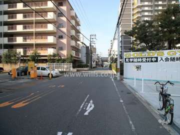 敷地北側の前面道路（東側から）
