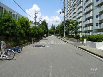 敷地西側の前面道路