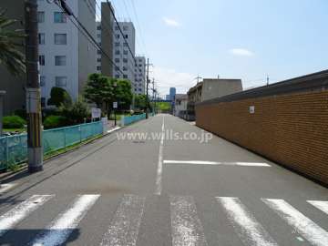 敷地西側の前面道路