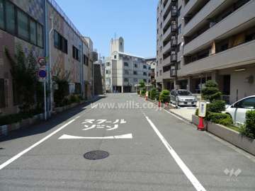 敷地西側の前面道路