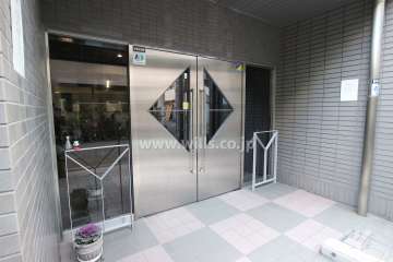 敷地西側のエントランス