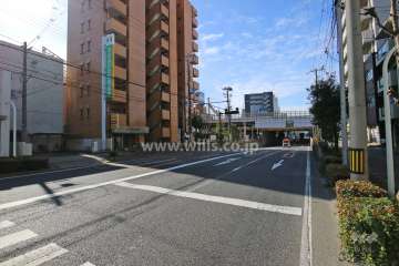 敷地北側の前面道路（淀川通り）は交通量が多いです。