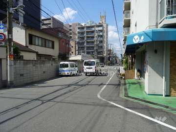 敷地西側の前面道路