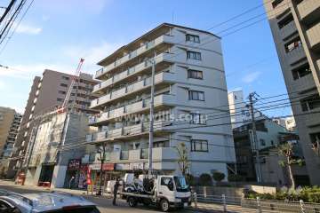 グランピア塚本のマンションの外観（東側から）