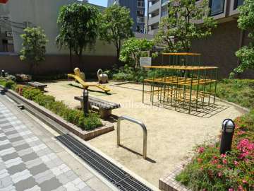 敷地内に隣接して公園があります。