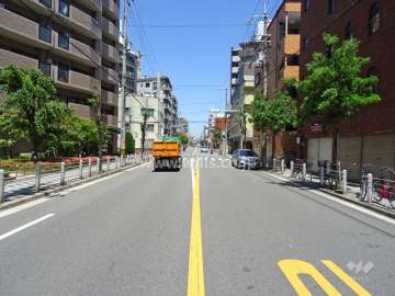 物件の南側前面道路（西側から）