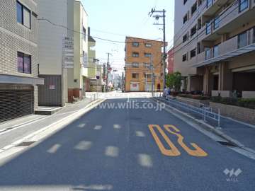 物件の東側前面道路（北側から）