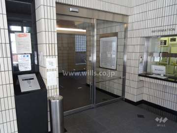 エントランスはオートロック付です。