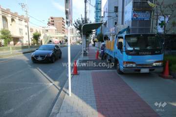敷地北側の前面道路。二車線のバス通りです。