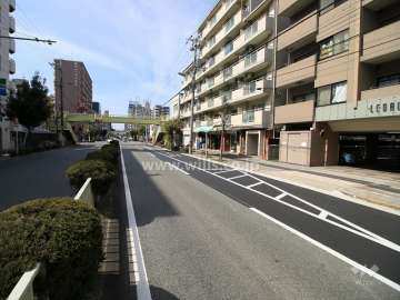敷地南側の前面道路（東側から）