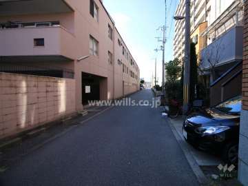 敷地北側の前面道路（東側から）