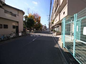敷地南側の前面道路（東側から）