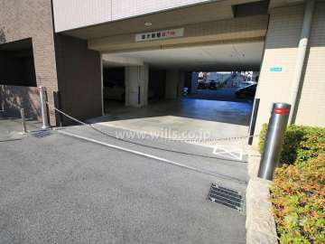 駐車場出入り口（ロボットゲート付き）
