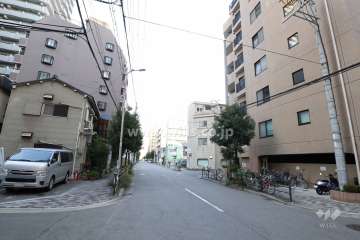 敷地西側の前面道路