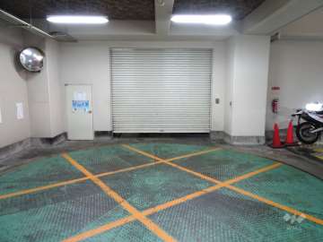 駐車場出入り口（シャッター付）