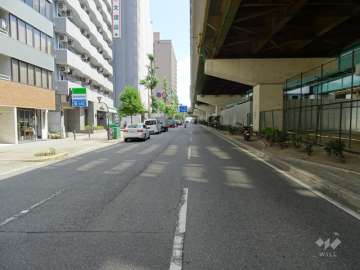 敷地西側の前面道路（北側から）