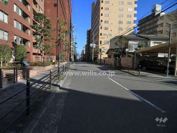 敷地東側の前面道路（南側から）
