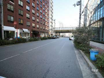 敷地北側の前面道路（東側から）