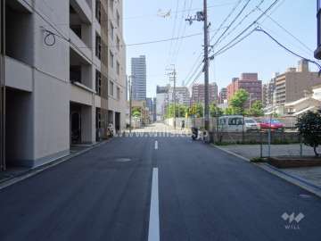 敷地南側の前面道路（東側から）