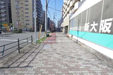 敷地の南側前面道路（東側から）