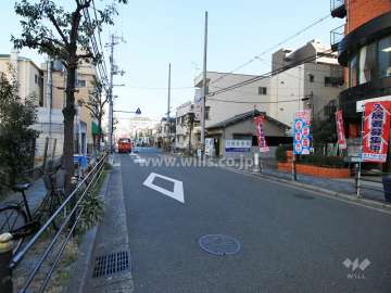 敷地西側の前面道路（南側から）