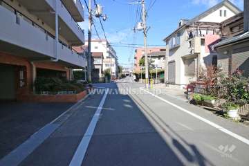 敷地北東側の前面道路(南東側から)