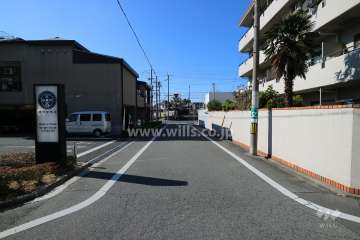 敷地南東側の前面道路(北東側から)